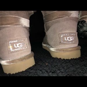 VELVET BOW WITH DIAMOND UGG LOGO!